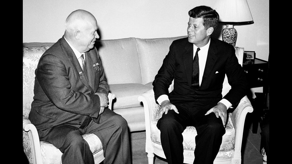 Con la crisi di Cuba, arriv&ograve; a un soffio dalla guerra nucleare con l'Urss: se ne usc&igrave; per la capacit&agrave; politica del presidente Usa e di Nikita Khrusciov che, dall'altra parte dell'oceano, seppe fermarsi al momento giusto.