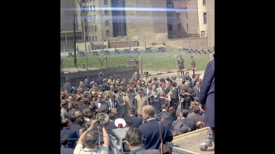 &quot;Ich bin Berliner. Io sono di Berlino&quot;. John Fitzgerald Kennedy visit&ograve; la capitale tedesca divisa dal muro e tenne un discorso alla Porta di Brandeburgo.&nbsp;