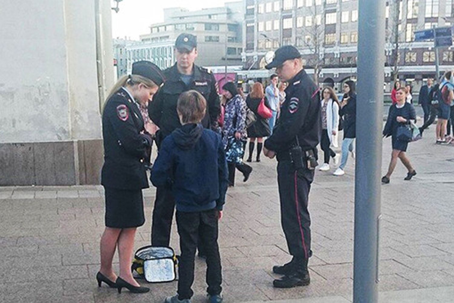 &nbsp;bimbo arrestato in Russia perch&eacute; recitava poesie a Mosca