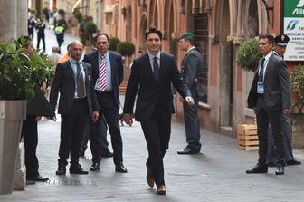 Justin Trudeau passeggia per Taormina al termine del G7. Il premier canadese &egrave; in Italia da quattro giorni. Dopo aver preso parte al vertice dei Grandi in Sicilia e aver visitato Amatrice, oggi &egrave; stato in visita a Papa Francesco in Vaticano, accompagnato dalla moglie Sophie Gregorie. Sorridente e affabile, Trudeau ha conquistato l'attenzione di fotografi e cameramen. (Afp)