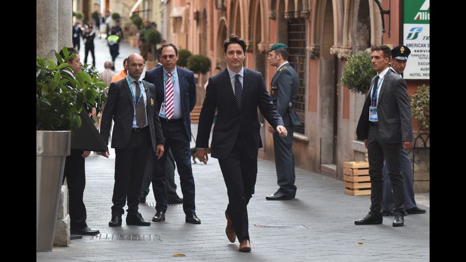 Justin Trudeau passeggia per Taormina al termine del G7. Il premier canadese &egrave; in Italia da quattro giorni. Dopo aver preso parte al vertice dei Grandi in Sicilia e aver visitato Amatrice, oggi &egrave; stato in visita a Papa Francesco in Vaticano, accompagnato dalla moglie Sophie Gregorie. Sorridente e affabile, Trudeau ha conquistato l'attenzione di fotografi e cameramen. (Afp)