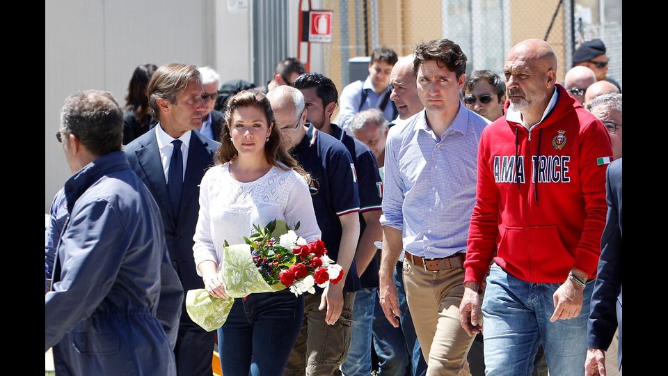 &nbsp;Justin e Sophie Trudeau accompagnati dal sindaco Pirozzi tra le macerie di Amatrice (Afp)