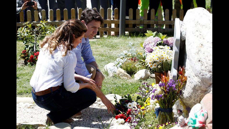 &nbsp;Trudeau e la moglie Sophie rendono omaggio alle vittime del sisma (Afp)