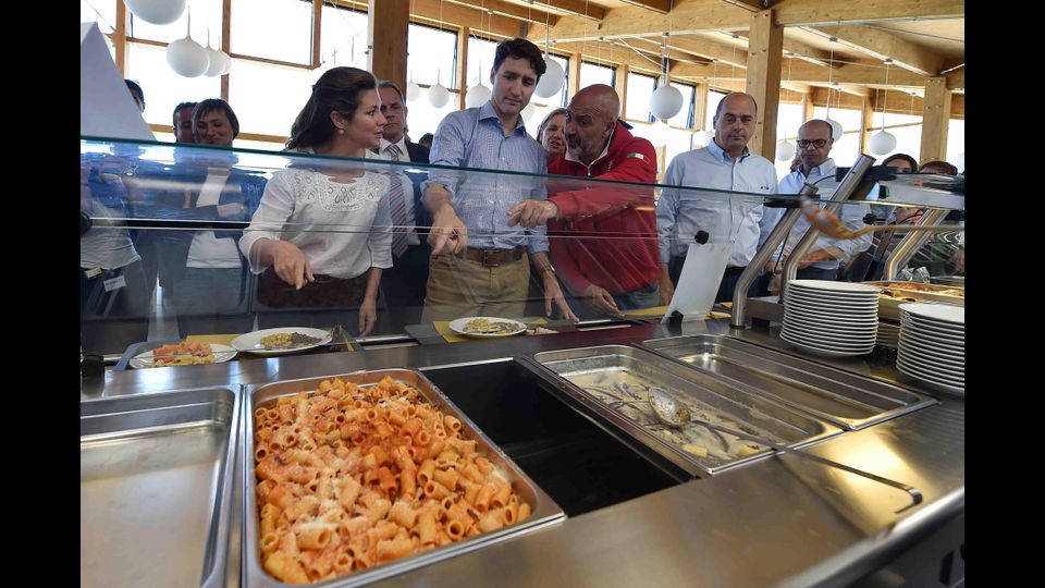 Justin Trudeau e la moglie Sophie a pranzo con il sindaco Pirozzi e il ministro Alfano durante la loro visita ad Amatrice (Afp)&nbsp;
