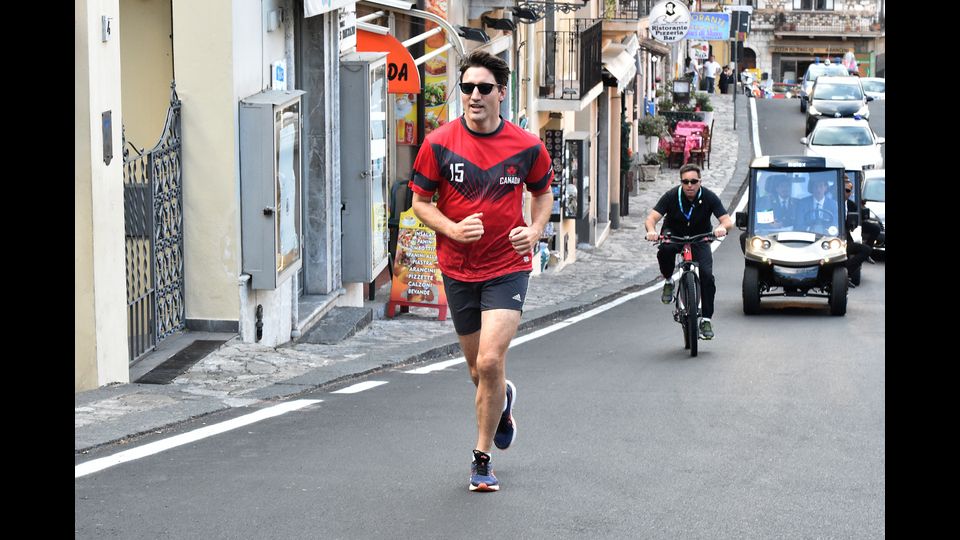 &nbsp;Justin Trudeau fa jogging per le vie di Taormina al termine del G7 (Afp)