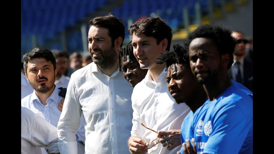 Justin Trudeau con i giocatori di calcio della squadra dei migranti e dei rifugiati liberi di Nantes allo Stadio Olimpico di Roma (Afp)&nbsp;
