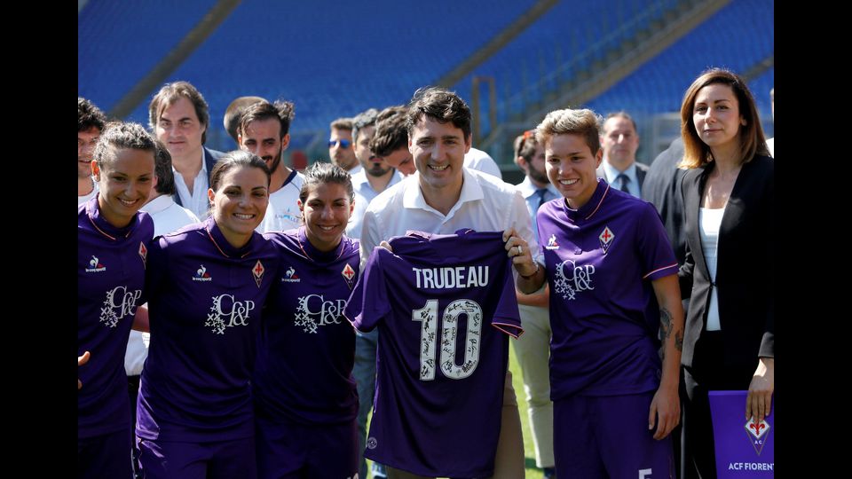 &nbsp;Justin Trudeau regala una maglia con il suo cognome alla squadra di calcio femminile della &nbsp;Fiorentina (Afp)