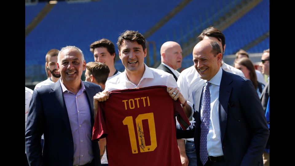 &nbsp;Justin Trudeau con il presidente della AS Roma James Pallotta e il direttore generale Mauro Baldissoni, esibisce una maglia firmata da Francesco Totti (Afp)