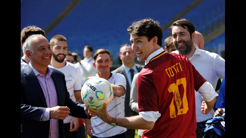 &nbsp;Trudeau affiancato indossa la maglia firmata da Francesco Totti (Afp)