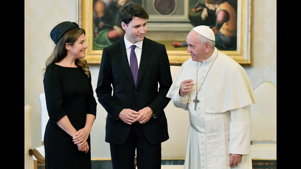 &nbsp;Justin Trudeau con la moglie Sophie durante il loro incontro con Papa Francesco (Afp)
