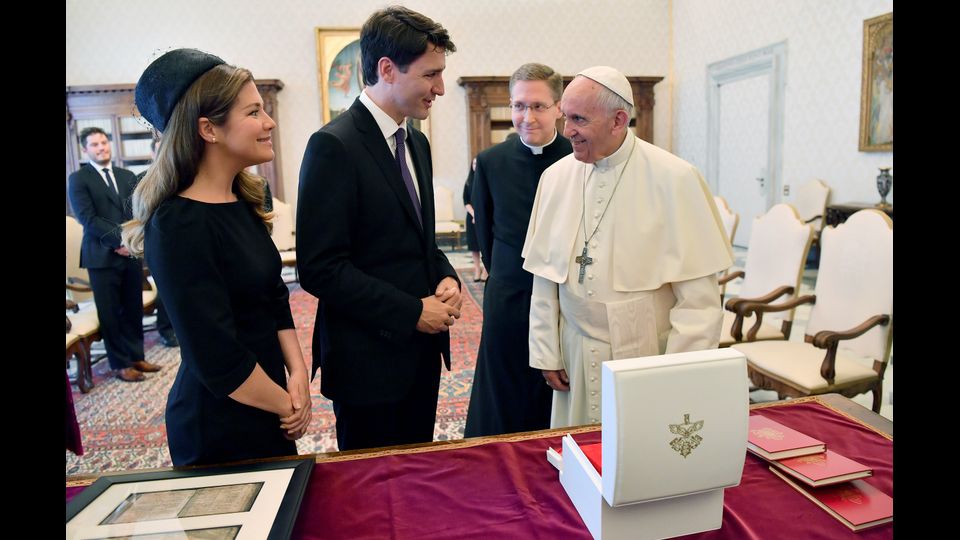 &nbsp;Lo scambio di regali tra Justin Trrudeau e Papa Francesco (Afp)