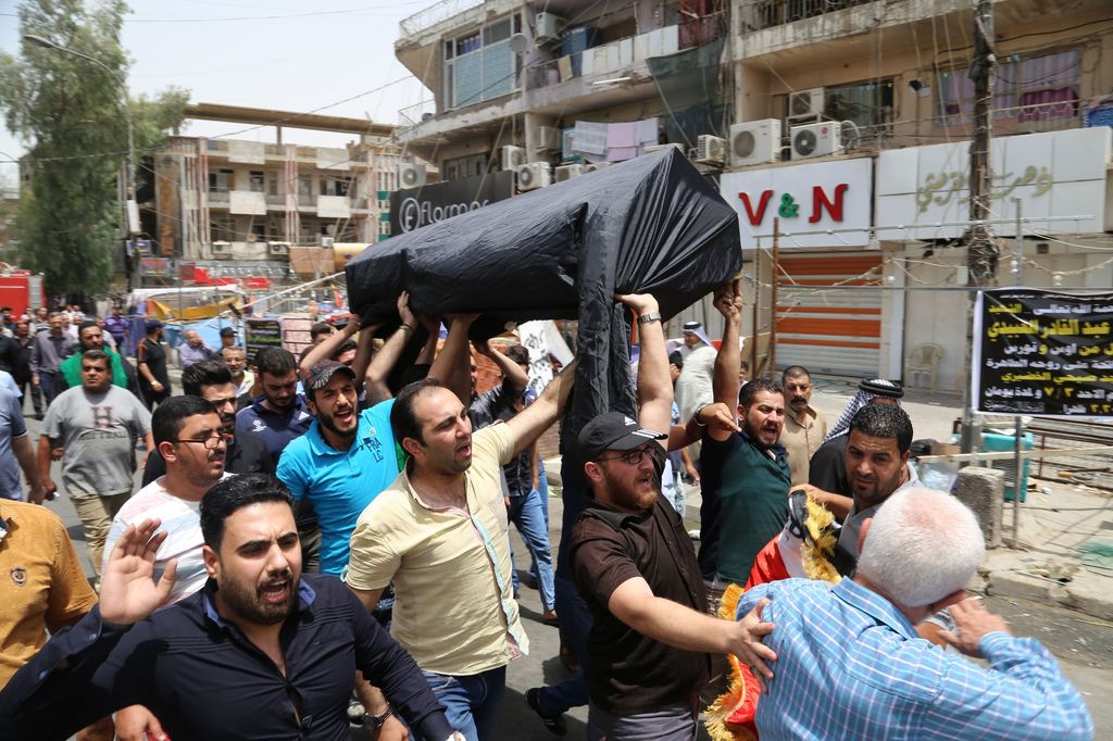 &nbsp;La bara di una delle vittime dell'attentato commesso dall'Isis a Baghdad nel luglio 2016 con un camion bomba