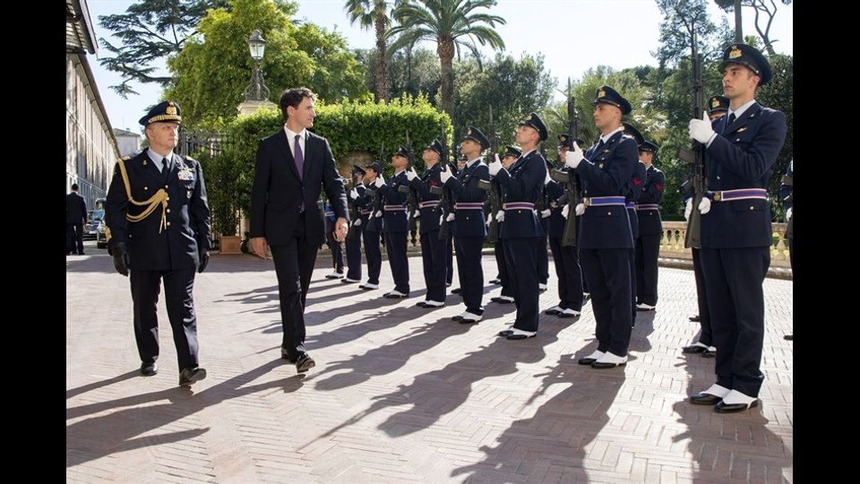 &nbsp;Justin Trudeau &egrave; accolto dal Consigliere Militare del Presidente Mattarella (Quirinale)