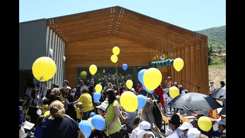 L&rsquo;edificio, una struttura in legno lamellare certificato prodotta dalla societ&agrave; Subissati, azienda abruzzese leader in Italia nella costruzione di case in legno, rientra nei parametri dell&rsquo;edilizia sostenibile grazie alla classe A4 Energia quasi Zero e all&rsquo;utilizzo di materiali ecocompatibili.&nbsp;Inoltre, la prestazione sismica della Classe IV permette di inquadrare la scuola tra le &ldquo;Costruzioni con funzioni pubbliche o strategiche importanti, anche con riferimento alla gestione della protezione civile in caso di calamit&agrave;&rdquo;.