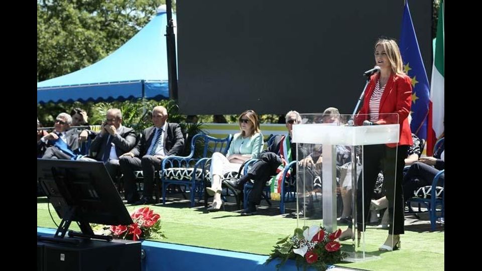 La scuola si sviluppa su due volumi che si distinguono per colori e dimensioni: il primo, in legno a vista, si apre con due grandi vetrate sul parco e il giardino d&rsquo;inverno, il secondo, pi&ugrave; raccolto, &egrave; interamente intonacato.&nbsp;Sviluppato su una superficie totale di 325 mq, l&rsquo;edificio richiama nello stile le strutture svedesi, dalla giocosit&agrave; dei colori alle composizioni tipiche del design scandinavo. Allo stesso tempo &egrave; un edificio completamente integrato nell&rsquo;ambiente circostante, la natura del Parco Nazionale, non solo nell&rsquo;utilizzo di materiali, ma anche nella scelta volumetrica, nello studio delle viste sul panorama.