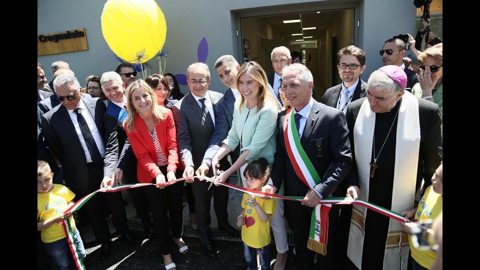 A tagliare il nastro i bambini e i ragazzi del comune abruzzese che, con il lancio di palloncini gialli e blu, hanno aperto ufficialmente le nuove aule accompagnati dall&rsquo;Inno di Mameli eseguito dal coro dell&rsquo;Istituto Comprensivo. Presente alla cerimonia il sottosegretario alla presidenza del Consiglio, Maria Elena Boschi.