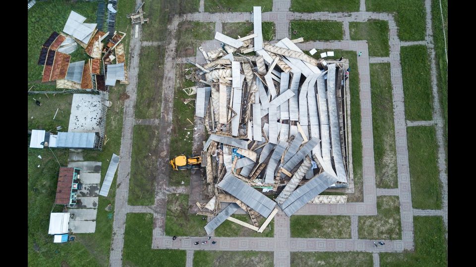 La piramide di Alexander Golod nel distretto di Istrinsky, regione di Mosca, distrutta dalla tempesta.