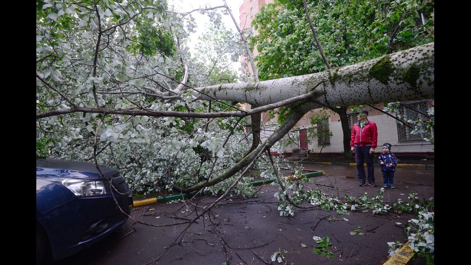 E' di 14 morti il bilancio provvisorio della violenta tempesta abbattutasi su Mosca nella giornata di luned&igrave;.