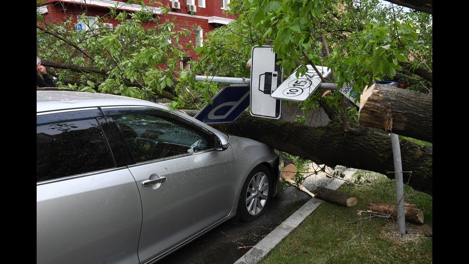 1.900 auto e un autobus hanno riportato danni.&nbsp;