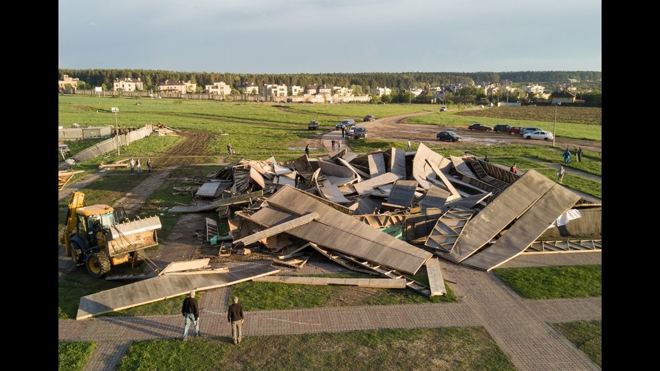 La piramide di Alexander Golod nel distretto di Istrinsky, regione di Mosca, distrutta dalla tempesta (Afp)
