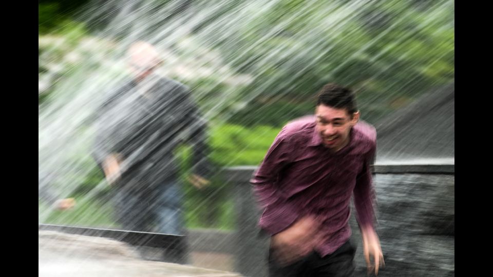 Durante la tempesta, sono volati rami di alberi, gazebo e anche parte delle recinzioni dei numerosi cantieri aperti in pieno centro in citt&agrave; a causa di un massiccio programma di ampliamento dei marciapiedi e di costruzione di piste ciclabili.
