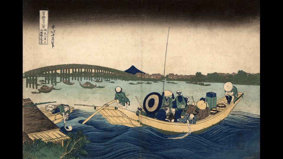 Katsushika Hokusai - Veduta del tramonto presso il ponte Ryogoku dalla sponda del pontile di Onmaya, dalla serie Trentasei vedute del monte Fuji. (1830 - 1832)