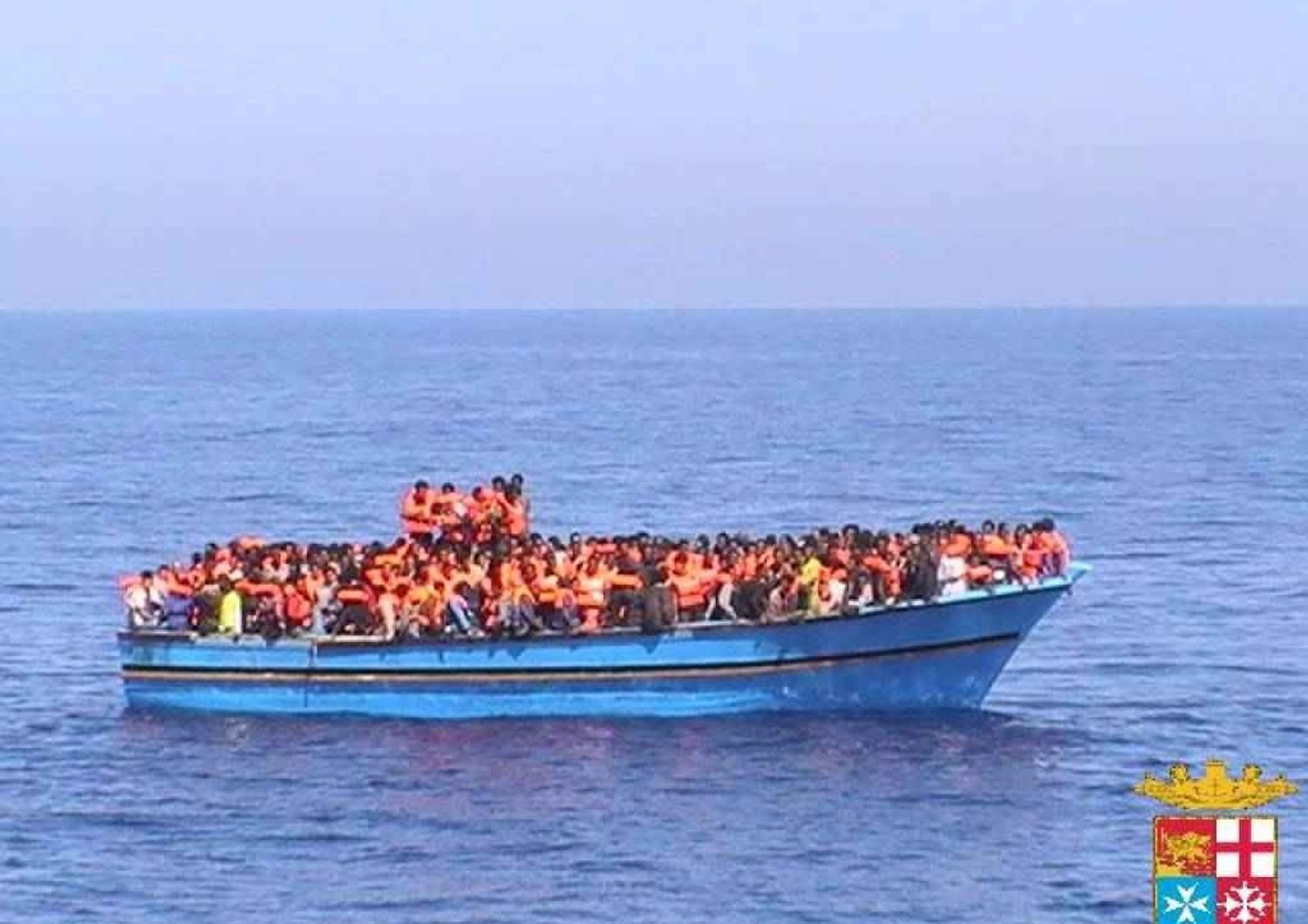 Trenta morti su un barcone E' scontro su 'Mare Nostrum'