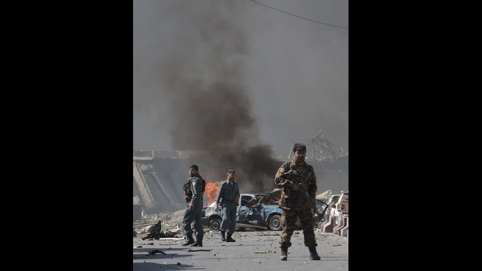 Autobomba a Kabul nel quartiere delle ambasciate. Sale a 49 morti ed a pi&ugrave; di 300 feriti, il bilancio dell'attacco. Intanto si viene a sapere che risultano danneggiate le ambasciate di Francia e Germania. (Afp)