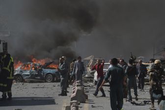 Autobomba a Kabul nel quartiere delle ambasciate.&nbsp;Sale a 49 morti ed a pi&ugrave; di 300 feriti, il bilancio dell'attacco. Intanto si viene a sapere che risultano danneggiate le ambasciate di Francia e Germania.&nbsp;(Afp)