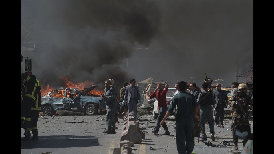 Autobomba a Kabul nel quartiere delle ambasciate.&nbsp;Sale a 49 morti ed a pi&ugrave; di 300 feriti, il bilancio dell'attacco. Intanto si viene a sapere che risultano danneggiate le ambasciate di Francia e Germania.&nbsp;(Afp)