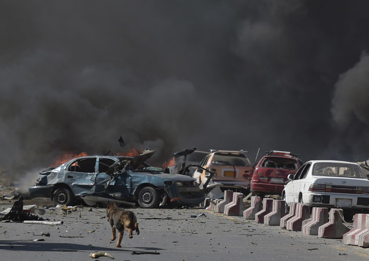 Autobomba a Kabul nel quartiere delle ambasciate. Sale a 80 morti ed a pi&ugrave; di 350 feriti, il bilancio dell'attacco. Intanto si viene a sapere che risultano danneggiate le ambasciate di Francia e Germania. (Afp)