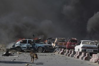 Autobomba a Kabul nel quartiere delle ambasciate. Sale a 80 morti ed a pi&ugrave; di 350 feriti, il bilancio dell'attacco. Intanto si viene a sapere che risultano danneggiate le ambasciate di Francia e Germania. (Afp)