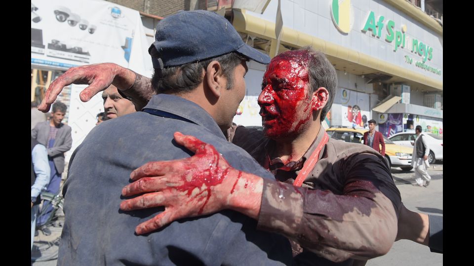 Autobomba a Kabul nel quartiere delle ambasciate. Sale a 49 morti ed a pi&ugrave; di 300 feriti, il bilancio dell'attacco. Intanto si viene a sapere che risultano danneggiate le ambasciate di Francia e Germania. (Afp)