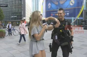 poliziotto balla (fotogramma video)&nbsp;