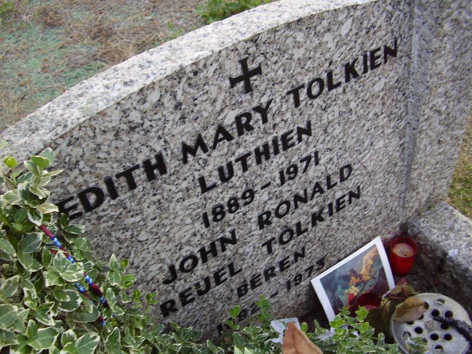 &nbsp;La lapide di JRR Tolkien e di sua moglie Edith, nei pressi di Oxford