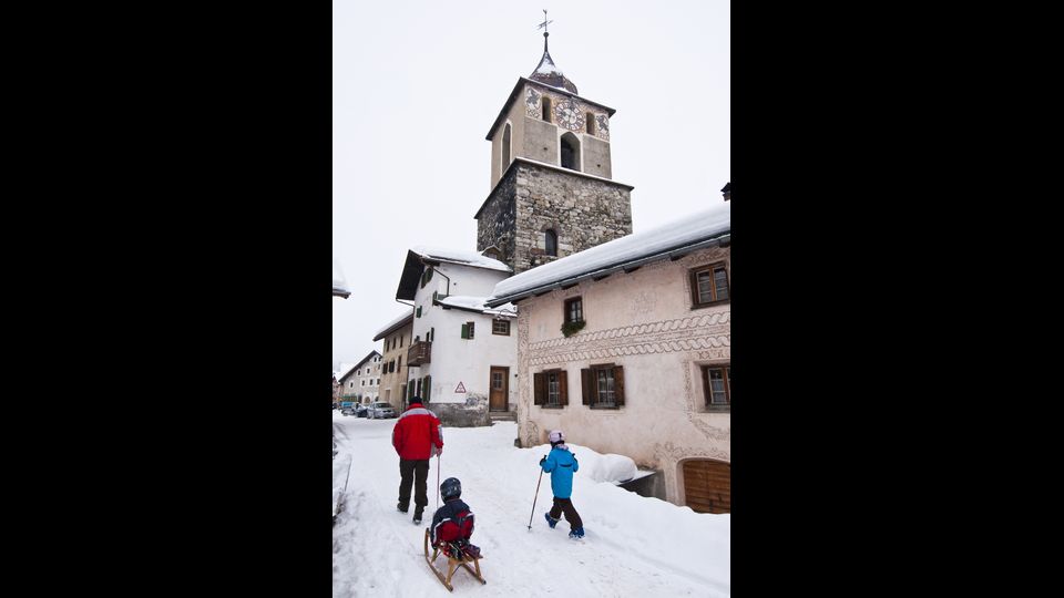 Il piccolo villagio di Berg&uuml;n, ben conosciuto per il suo centro storico con tipiche case engadine decorate con affreschi, nella valle dell'Albula, elencata nel patrimonio mondiale dell'Unesco nel 2008.&nbsp;