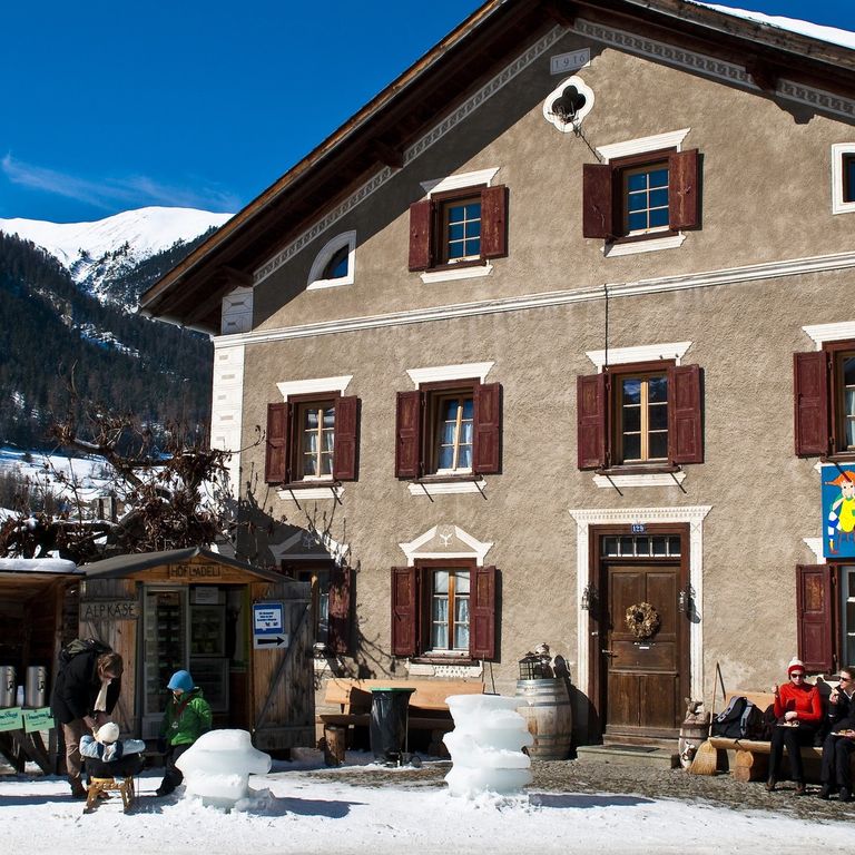 Il piccolo villagio di Berg&uuml;n, ben conosciuto per il suo centro storico con tipiche case engadine decorate con affreschi, nella valle dell'Albula, elencata nel patrimonio mondiale dell'Unesco nel 2008.&nbsp;