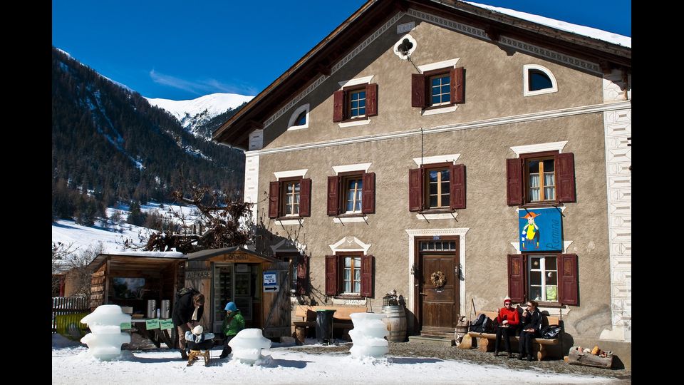 Il piccolo villagio di Berg&uuml;n, ben conosciuto per il suo centro storico con tipiche case engadine decorate con affreschi, nella valle dell'Albula, elencata nel patrimonio mondiale dell'Unesco nel 2008.&nbsp;
