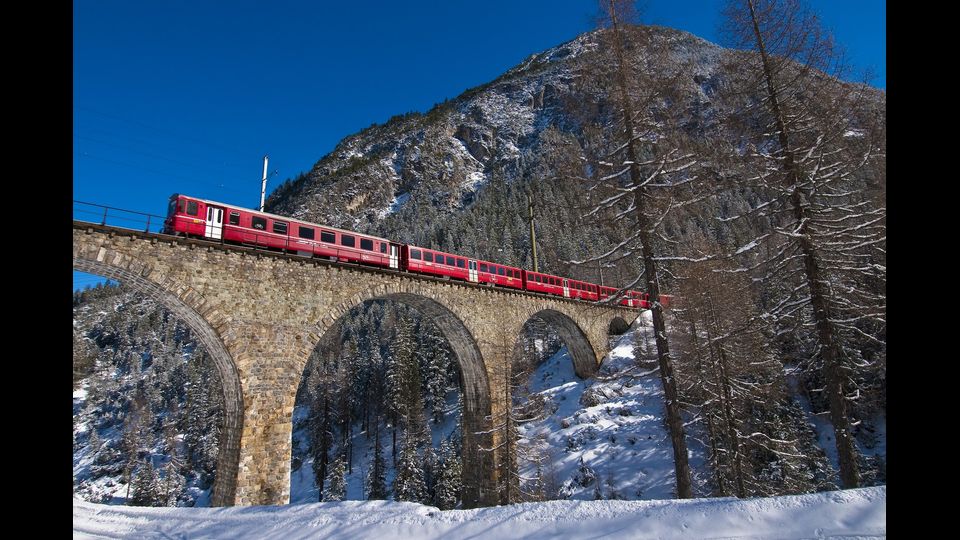 Il piccolo villagio di Berg&uuml;n, ben conosciuto per il suo centro storico con tipiche case engadine decorate con affreschi, nella valle dell'Albula, elencata nel patrimonio mondiale dell'Unesco nel 2008.&nbsp;