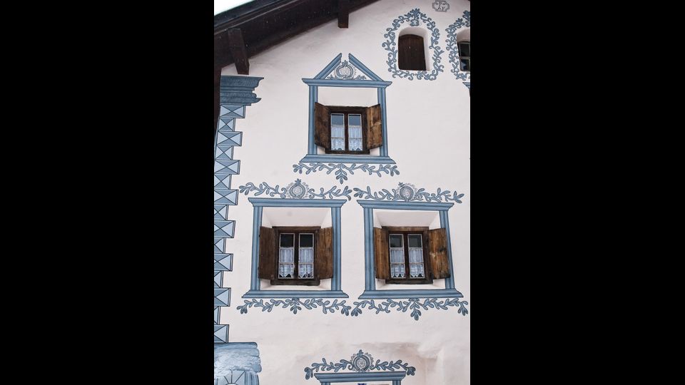 Il piccolo villagio di Berg&uuml;n, ben conosciuto per il suo centro storico con tipiche case engadine decorate con affreschi, nella valle dell'Albula, elencata nel patrimonio mondiale dell'Unesco nel 2008.&nbsp;