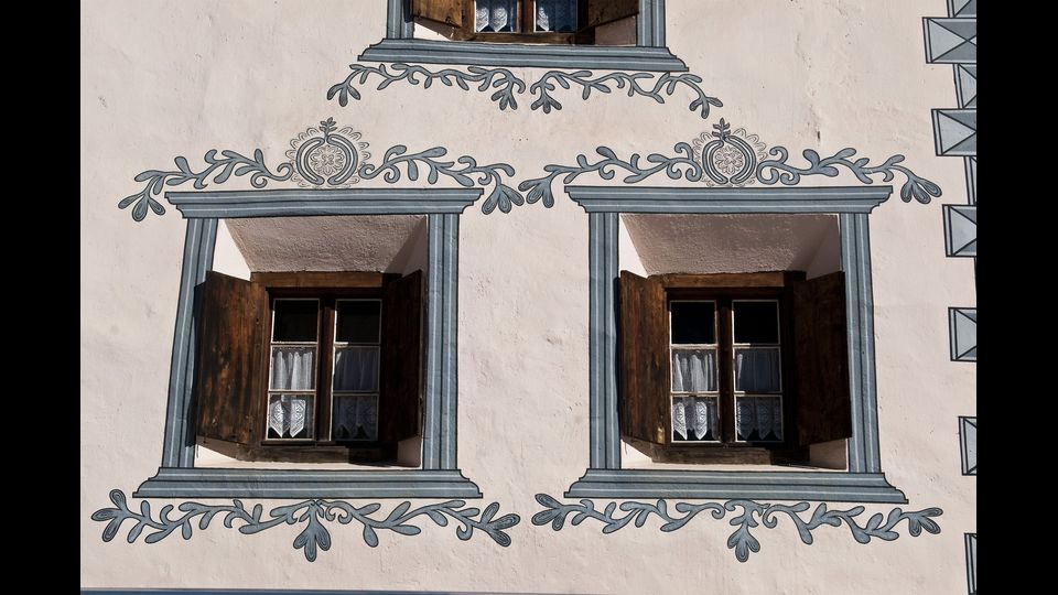 Il piccolo villagio di Berg&uuml;n, ben conosciuto per il suo centro storico con tipiche case engadine decorate con affreschi, nella valle dell'Albula, elencata nel patrimonio mondiale dell'Unesco nel 2008.&nbsp;