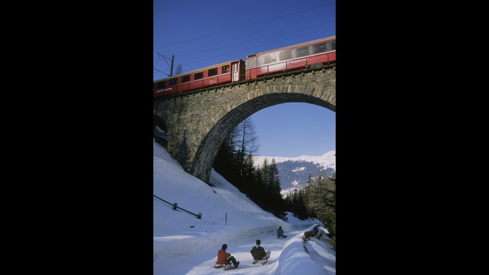 Il piccolo villagio di Berg&uuml;n, ben conosciuto per il suo centro storico con tipiche case engadine decorate con affreschi, nella valle dell'Albula, elencata nel patrimonio mondiale dell'Unesco nel 2008.&nbsp;