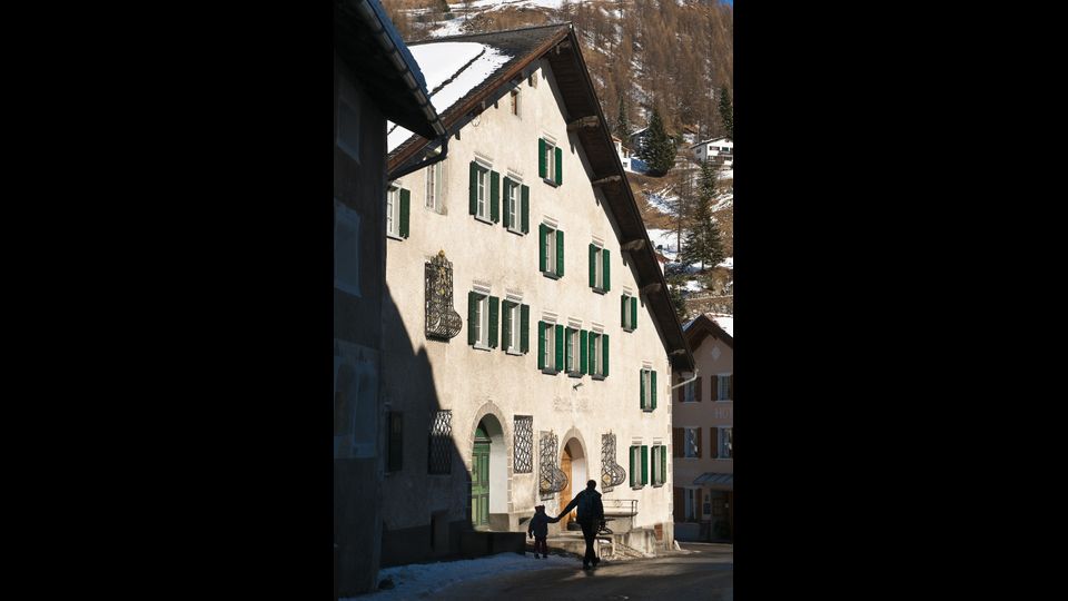 Il piccolo villagio di Berg&uuml;n, ben conosciuto per il suo centro storico con tipiche case engadine decorate con affreschi, nella valle dell'Albula, elencata nel patrimonio mondiale dell'Unesco nel 2008.&nbsp;
