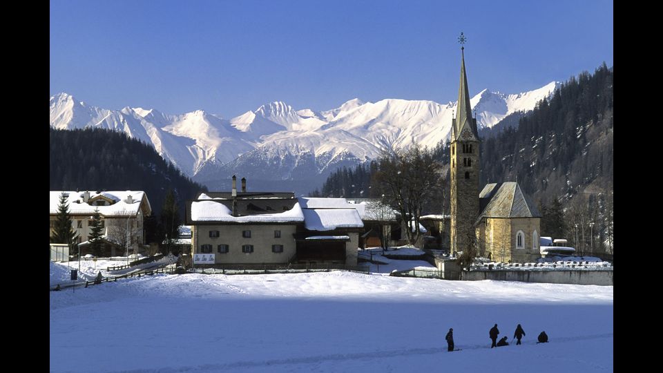 Il piccolo villagio di Berg&uuml;n, ben conosciuto per il suo centro storico con tipiche case engadine decorate con affreschi, nella valle dell'Albula, elencata nel patrimonio mondiale dell'Unesco nel 2008.&nbsp;