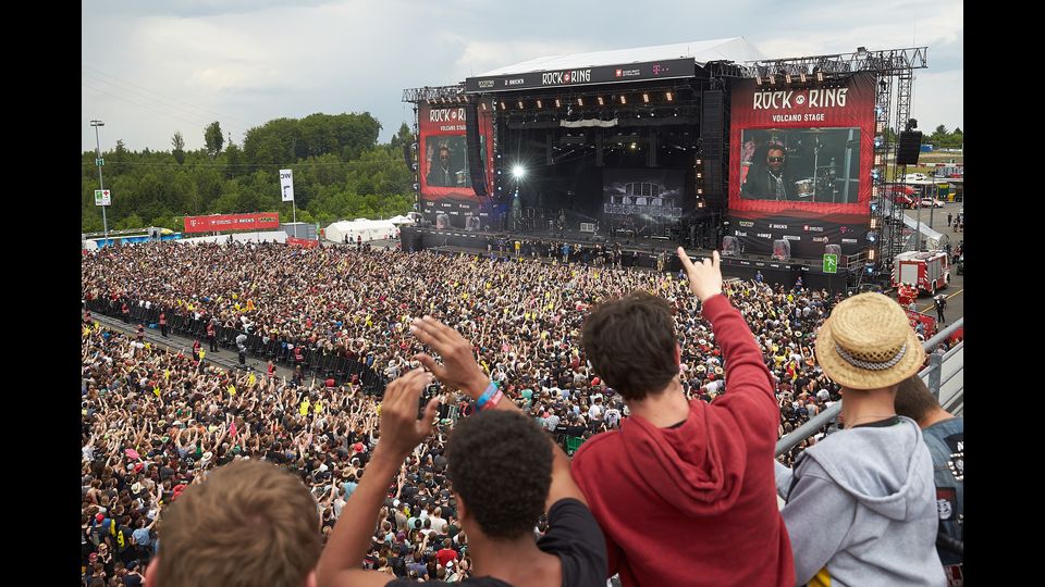 Fans durante lo spettacolo dalla banda Skindred al Rock am Ring in Germania (AFP)&nbsp;