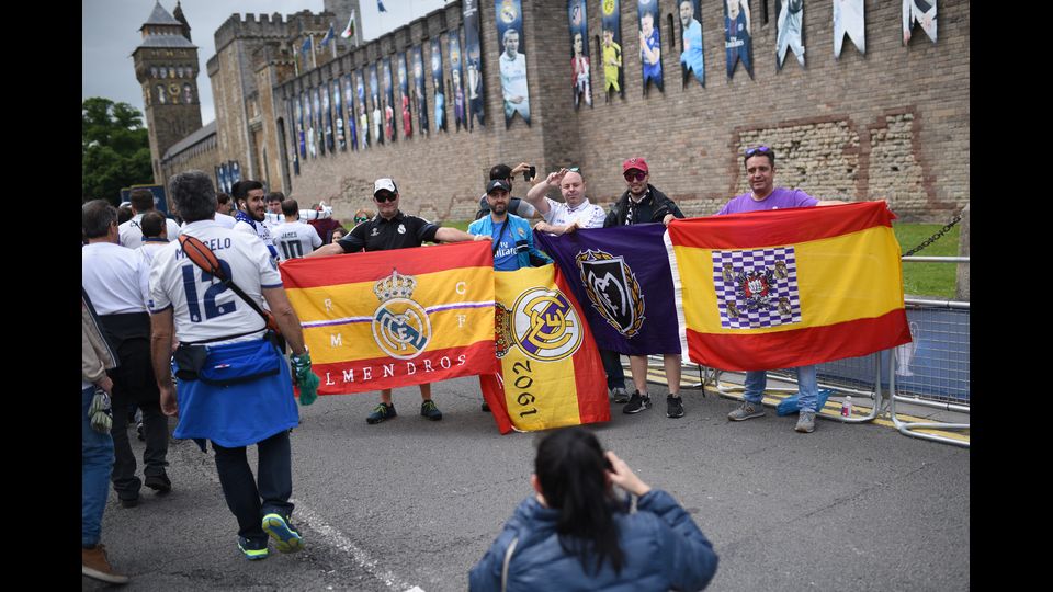 Sostenitori del Real Madrid in posa per una foto prima della finale di Champions League a Cardiff (Afp)