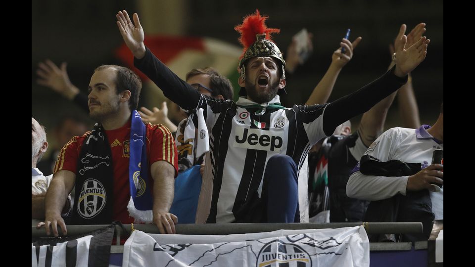 I tifosi della Juventus cantano mentre l'atmosfera si scalda all'interno del Millennium Stadium di Cardiff (Afp)&nbsp;