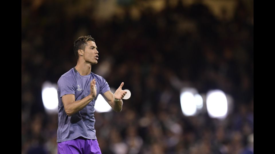 Cristiano Ronaldo incita i tifosi del Real durante la fase di riscaldamento (Afp)&nbsp;