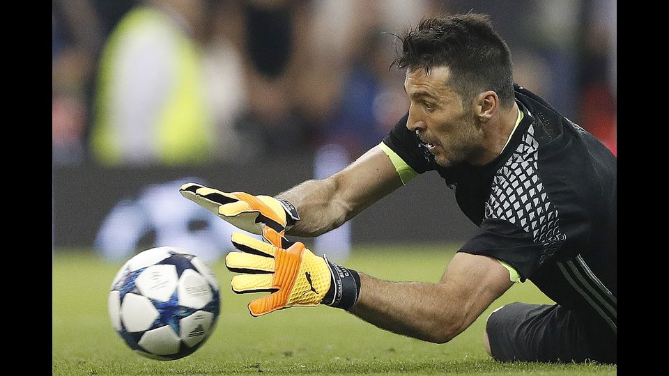 Gianluigi Buffon durante il riscaldamento prima dell'inizio della finale di Champions League a Cardiff (Afp)&nbsp;