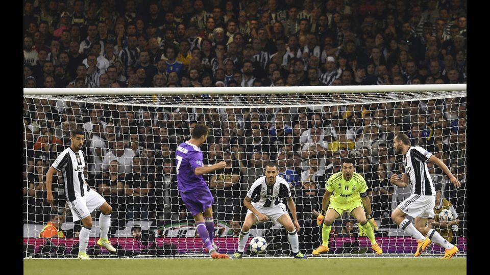 Il tiro di Cristiano Ronaldo che porta in vantaggio il Real Madrid al 20' (Afp)&nbsp;